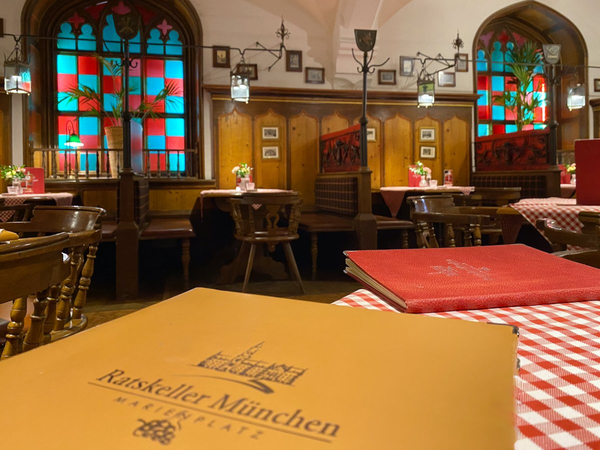 Ratskeller München – traditsionaalne sisekujundus ja sobivad reklaamtrükised.