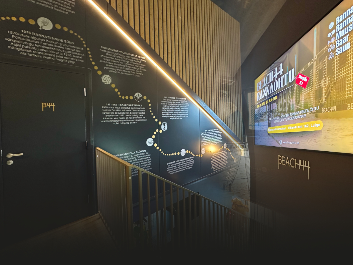 Beach44 halli seinal ajajoon ja logo – ADDDO loodud trüki- ja disainilahendus, mis harmoneerub ruumi sisekujundusega ja peegeldab brändi identiteeti.